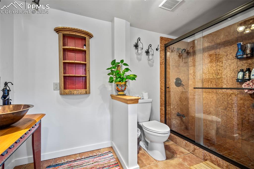 925 High Road Manitou Springs, CO 80829 - Photo 17 of 20 a bathroom with a toilet and a shower