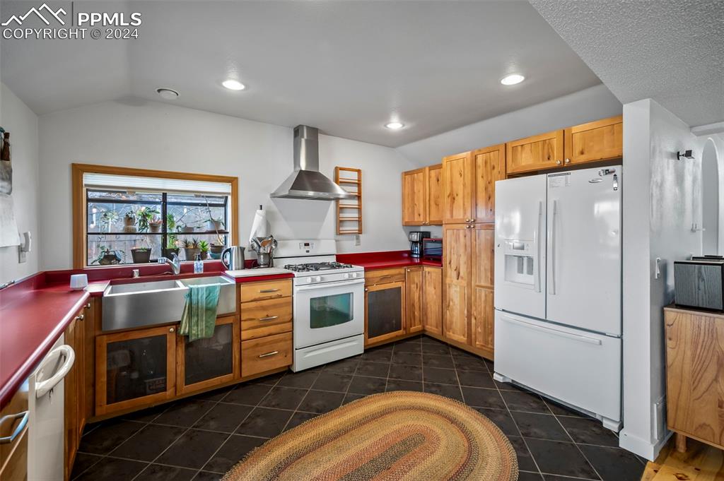 925 High Road Manitou Springs, CO 80829 - Photo 7 of 20 a kitchen with a stove sink and refrigerator