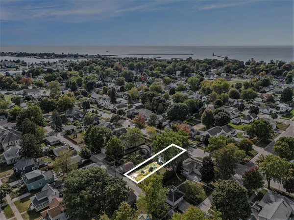 $268,000 | 420 North Robert Street, Ludington, MI 49431