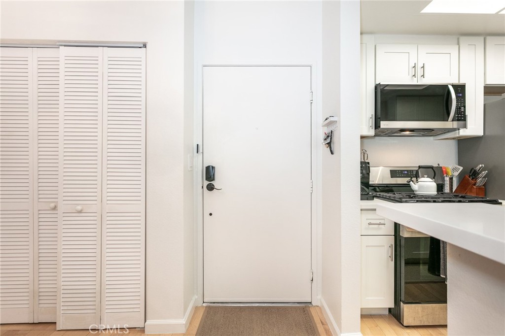 19350 Sherman Way, Unit 124 Reseda, CA 91335 - Photo 10 of 26 a kitchen with a refrigerator and a stove