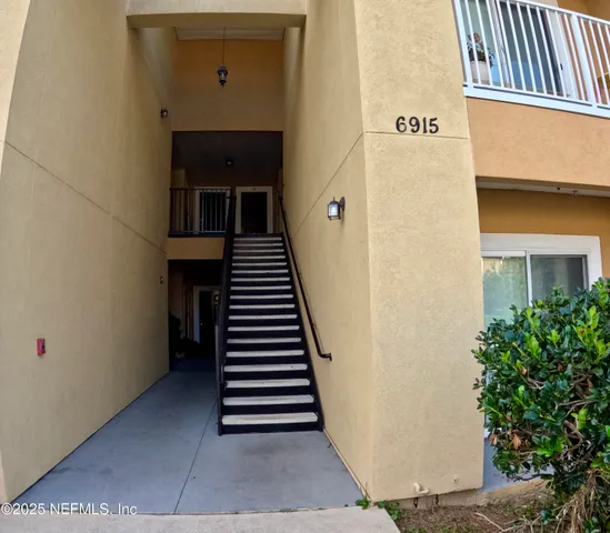 a view of entryway and hall