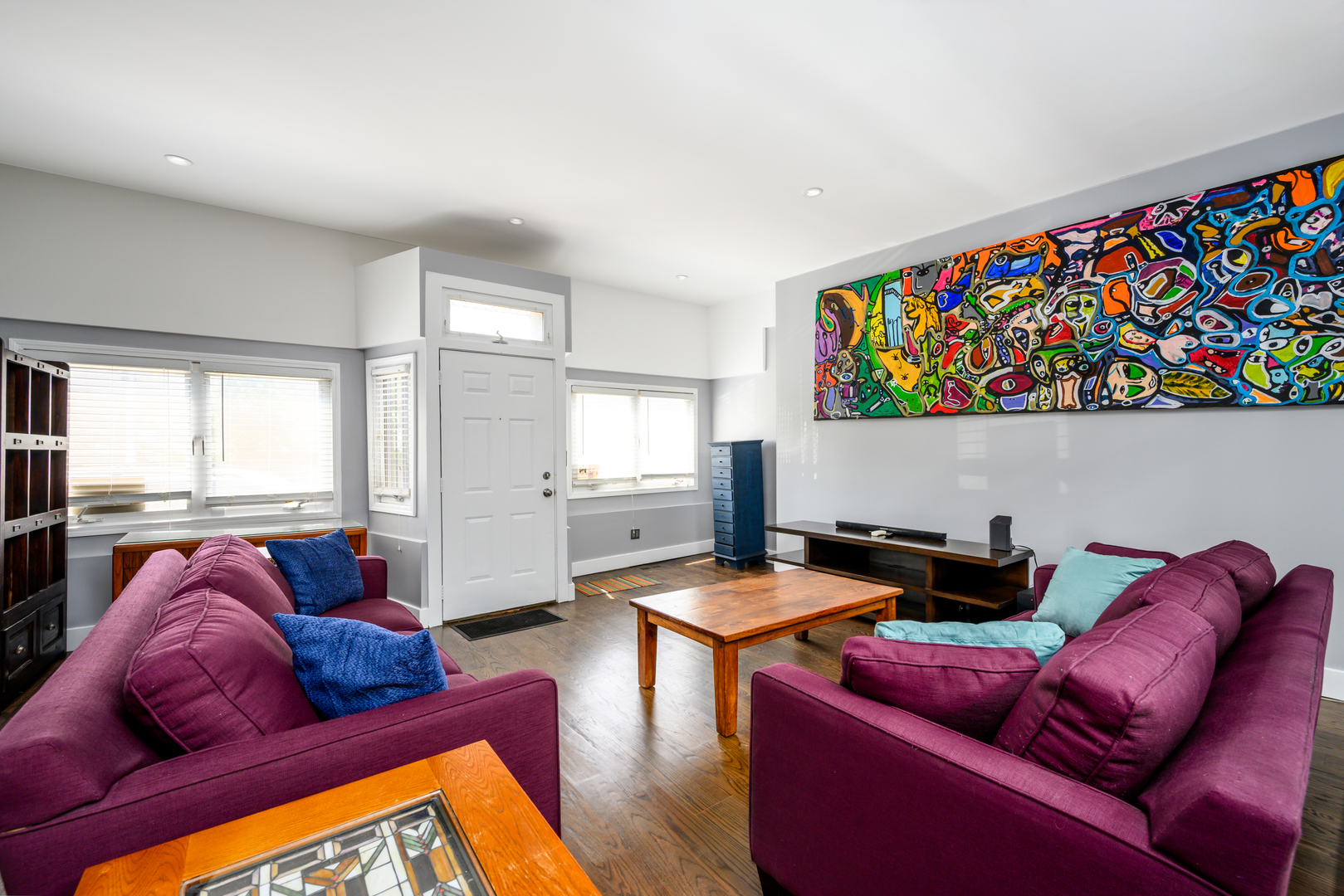 1646 West Blackhawk Street Chicago, IL 60622 - Photo 2 of 21 a living room with furniture and a couch