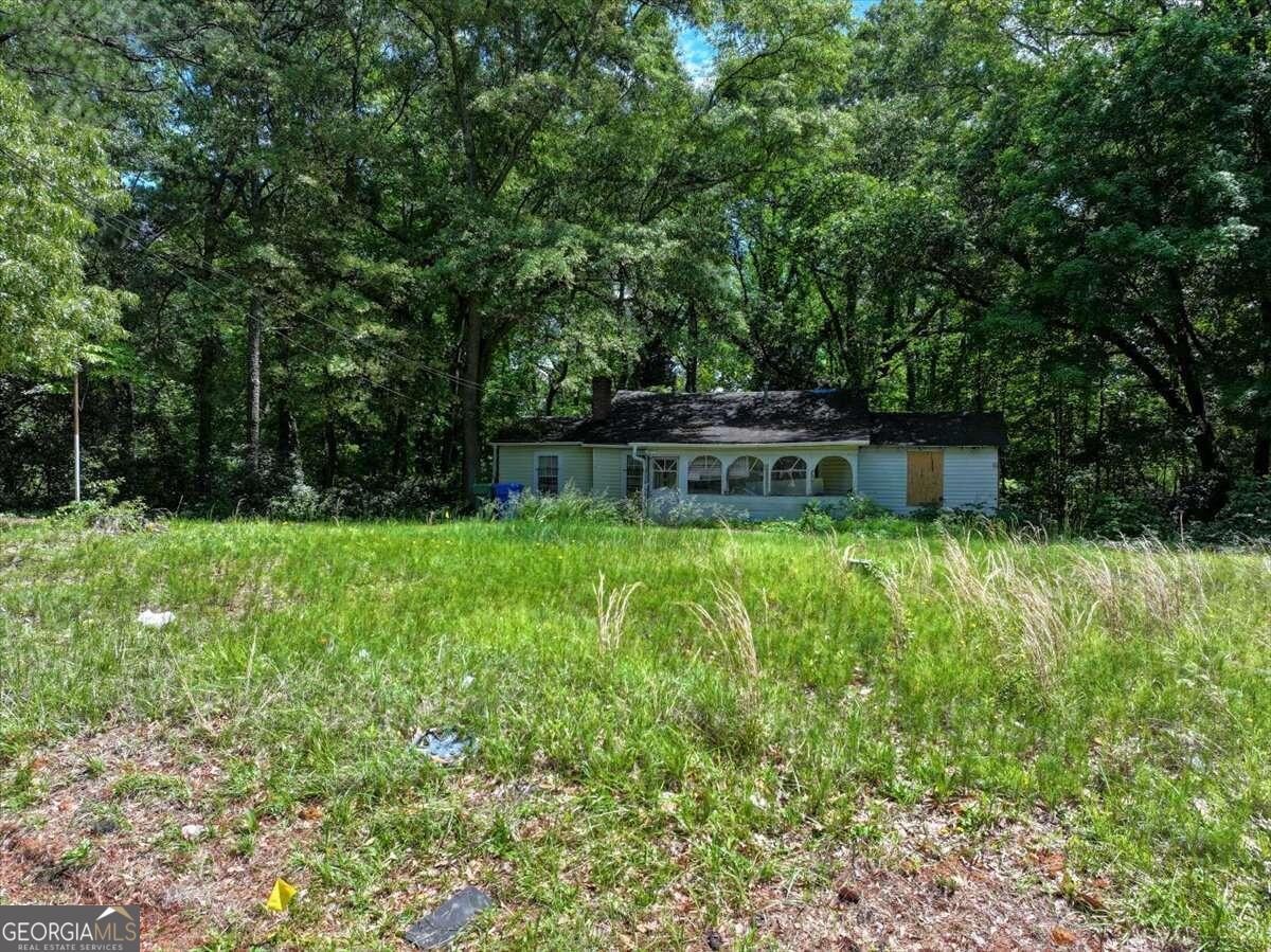 731 Bolton Road Northwest Atlanta, GA 30331 - Photo 4 of 7 a backyard of a house with lots of green space