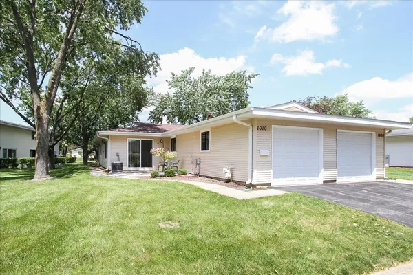 $297,000 | 1010 Glastonbury Lane, Schaumburg, IL 60193