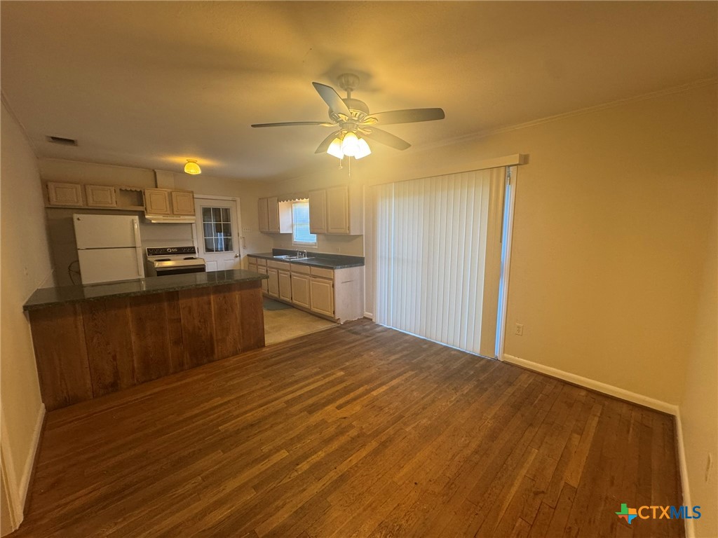 809 Leissner Street Seguin, TX 78155 - Photo 2 of 7