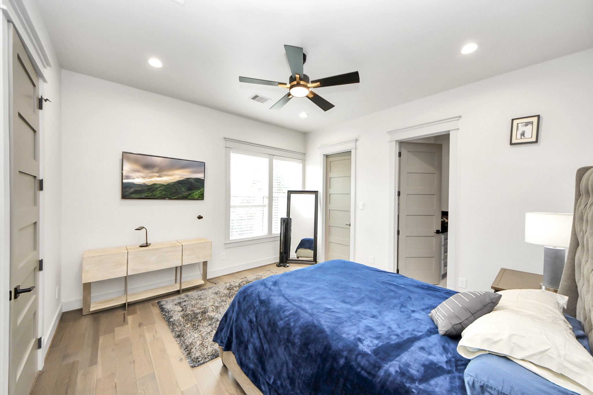 3520 Beauchamp Street Houston, TX 77009 - Photo 30 of 50 a spacious bedroom with a bed and a flat screen tv