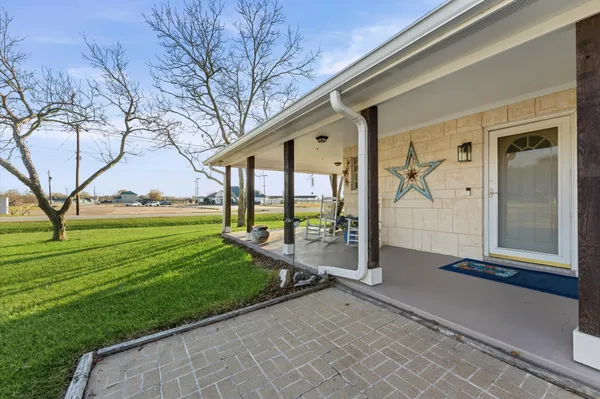 a view of a house with a backyard