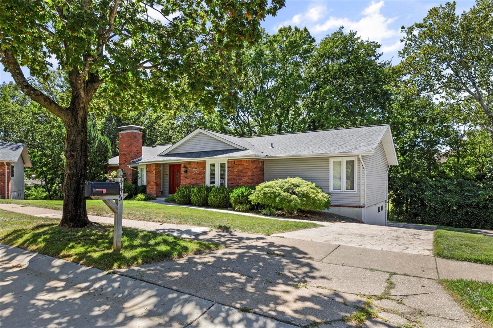 445 Maymont Drive Ballwin, MO 63011 - Photo 2 of 32