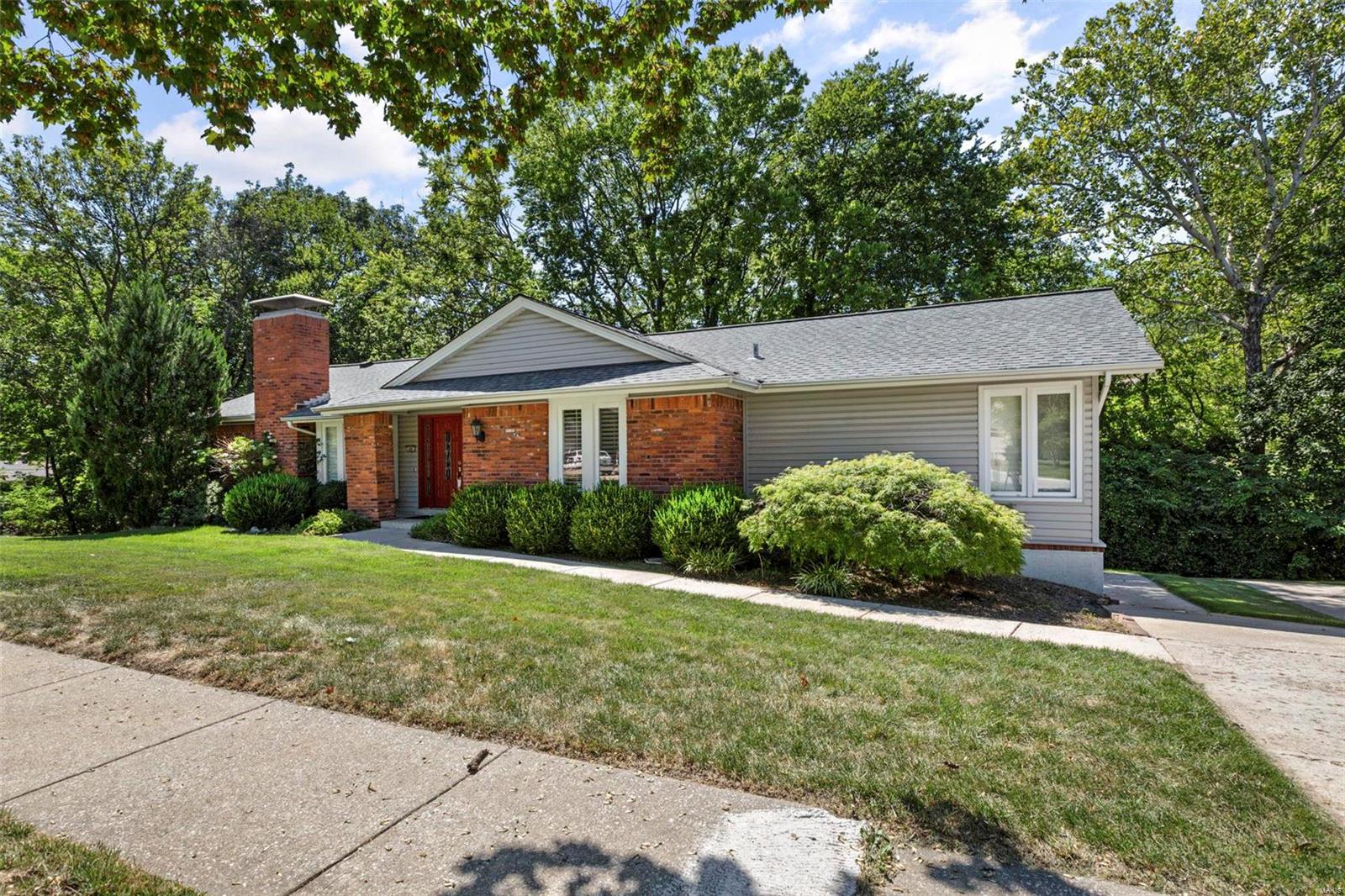 445 Maymont Drive Ballwin, MO 63011 - Photo 3 of 32