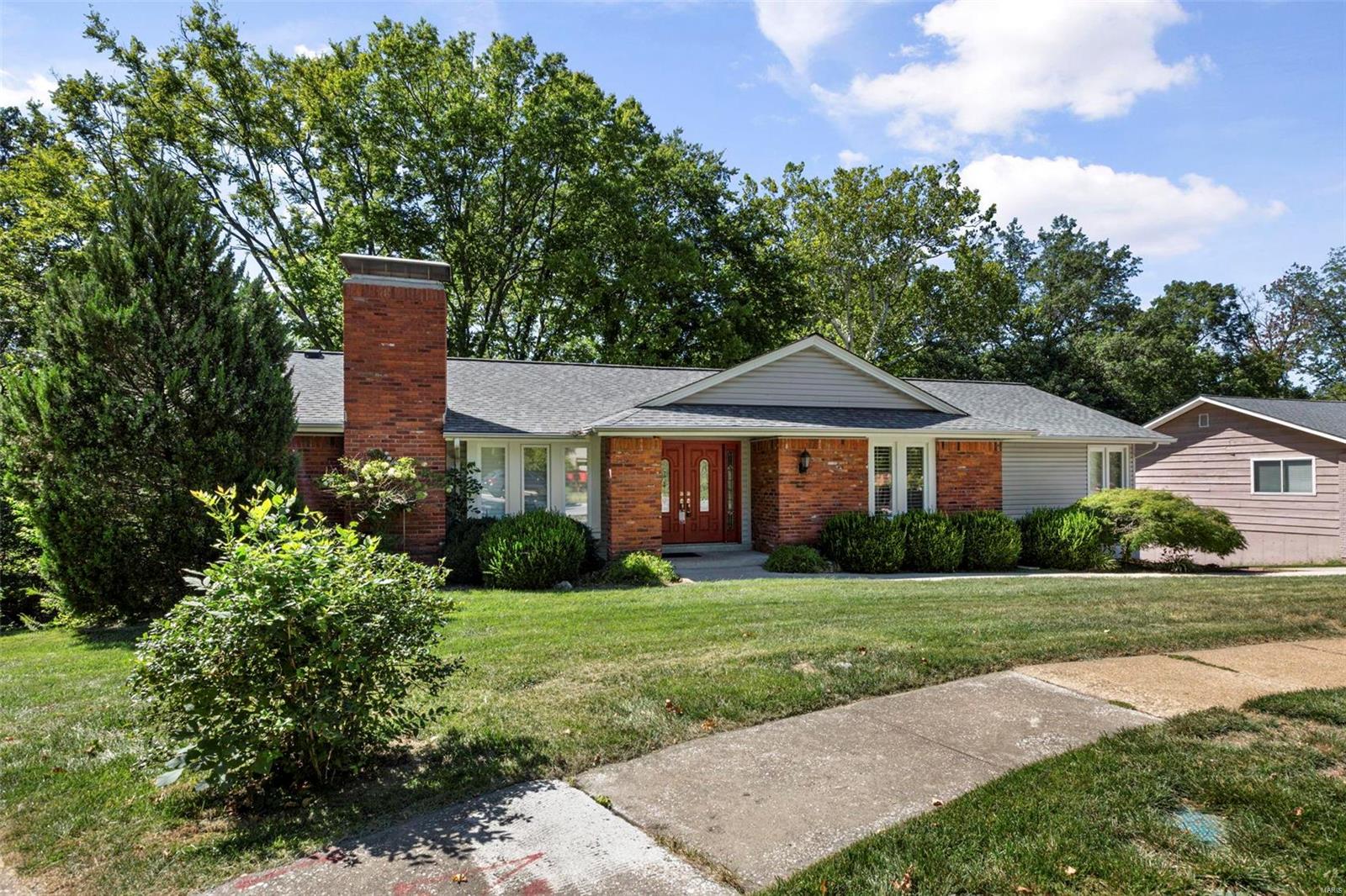 445 Maymont Drive Ballwin, MO 63011 - Photo 4 of 32