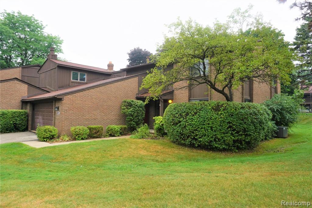 2218 Rhine Road West Bloomfield, MI 48323 - Photo 2 of 39