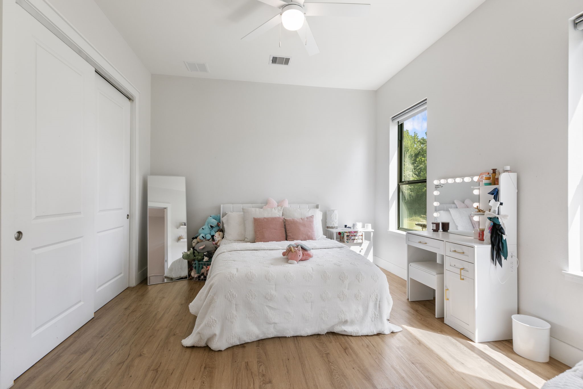 1400 Hicks Street Tomball, TX 77375 - Photo 28 of 45 a bedroom with a bed and a chandelier