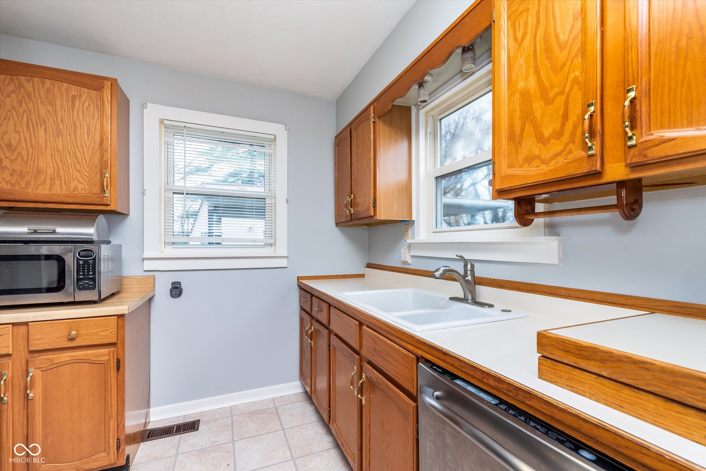 325 South Kenmore Road Indianapolis, IN 46219 - Photo 6 of 21 Gallery Image 6
