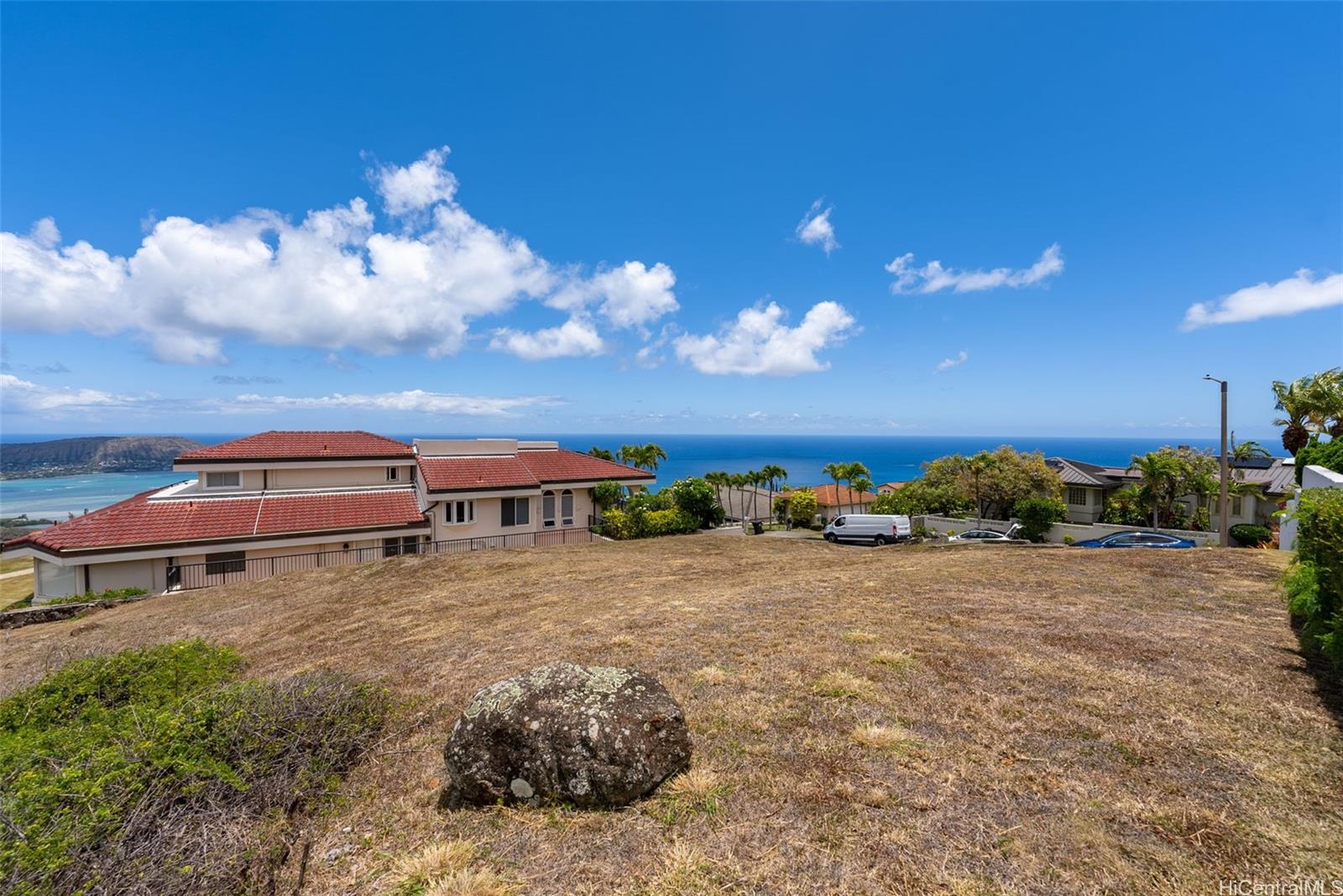 804 Moaniala Street Honolulu, HI 96821 - Photo 5 of 12 a view of a big yard with table and chairs