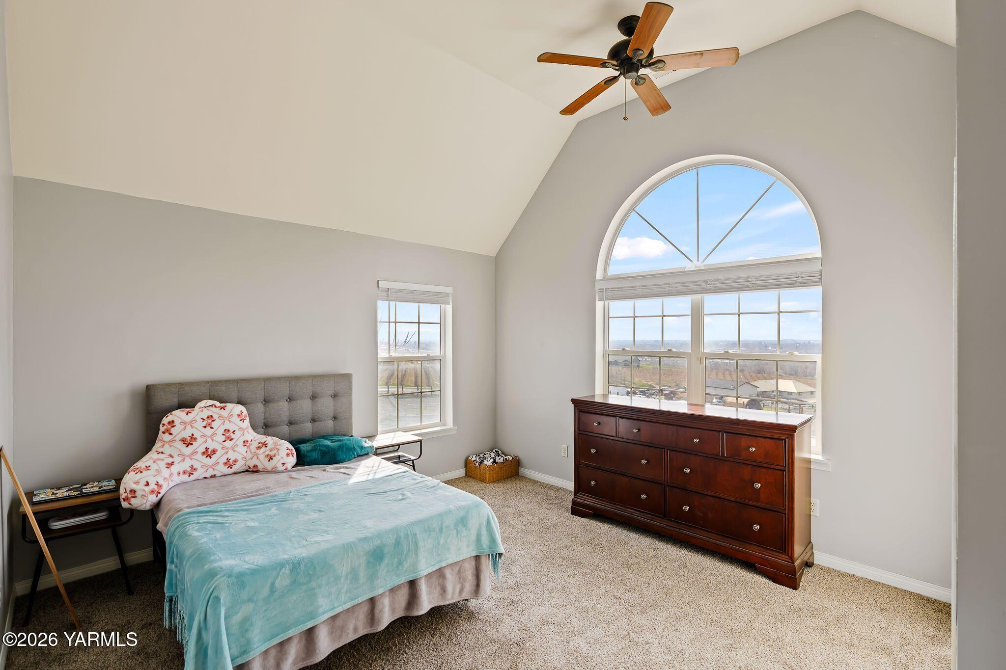 321 Gangl Road Wapato, WA 98951 - Photo 36 of 54 a spacious bedroom with a bed and window
