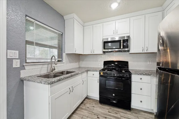 $2,000 | 714 Heisse Street, Alvin, TX 77511