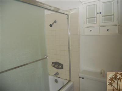 72644 Raven Road, Unit 3 Palm Desert, CA 92260 - Photo 9 of 11 a bathroom with a bathtub