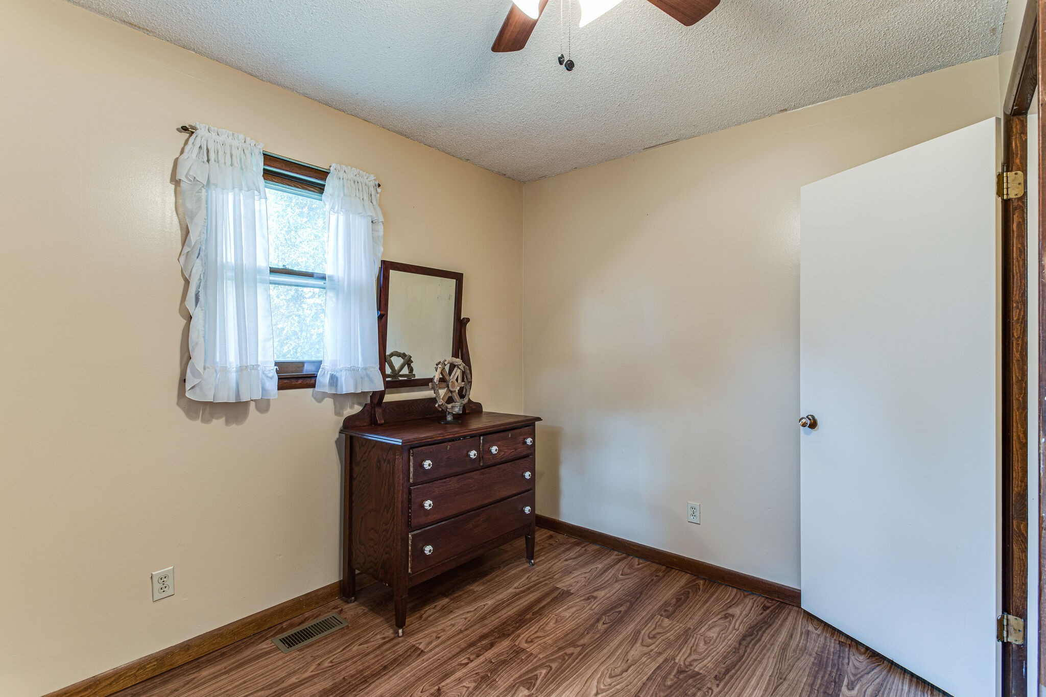645 C Anderson Road Manchester, TN 37355 - Photo 23 of 47 a room with a dresser