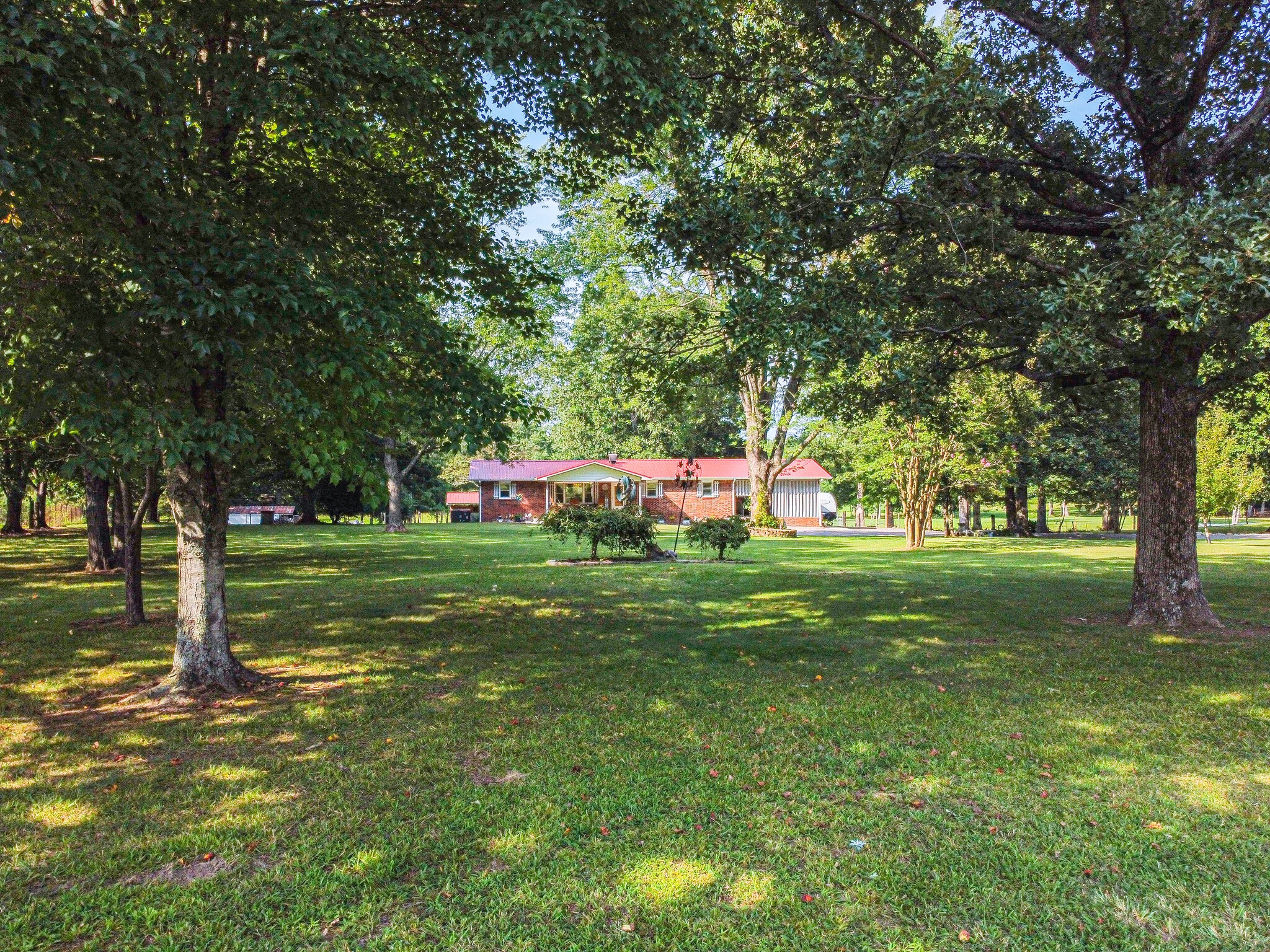 645 C Anderson Road Manchester, TN 37355 - Photo 5 of 47 a front view of a house with garden