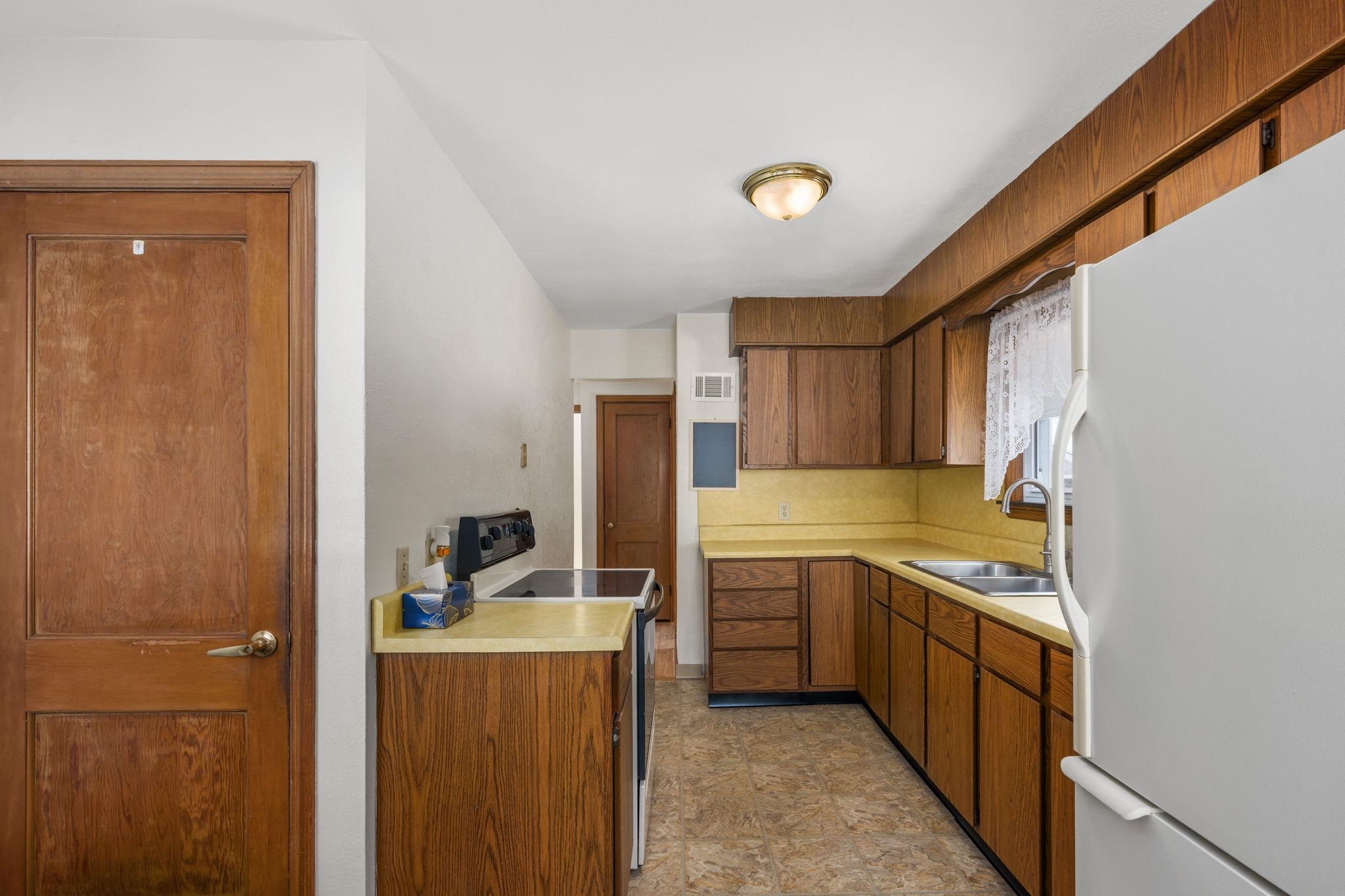 4803 Shore Acres Road Monona, WI 53716 - Photo 10 of 35