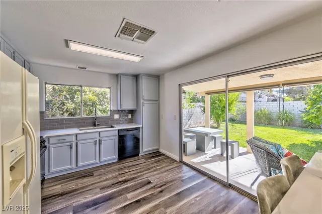 $2,000 | 640 Whispering Palms Drive, Las Vegas, NV 89123