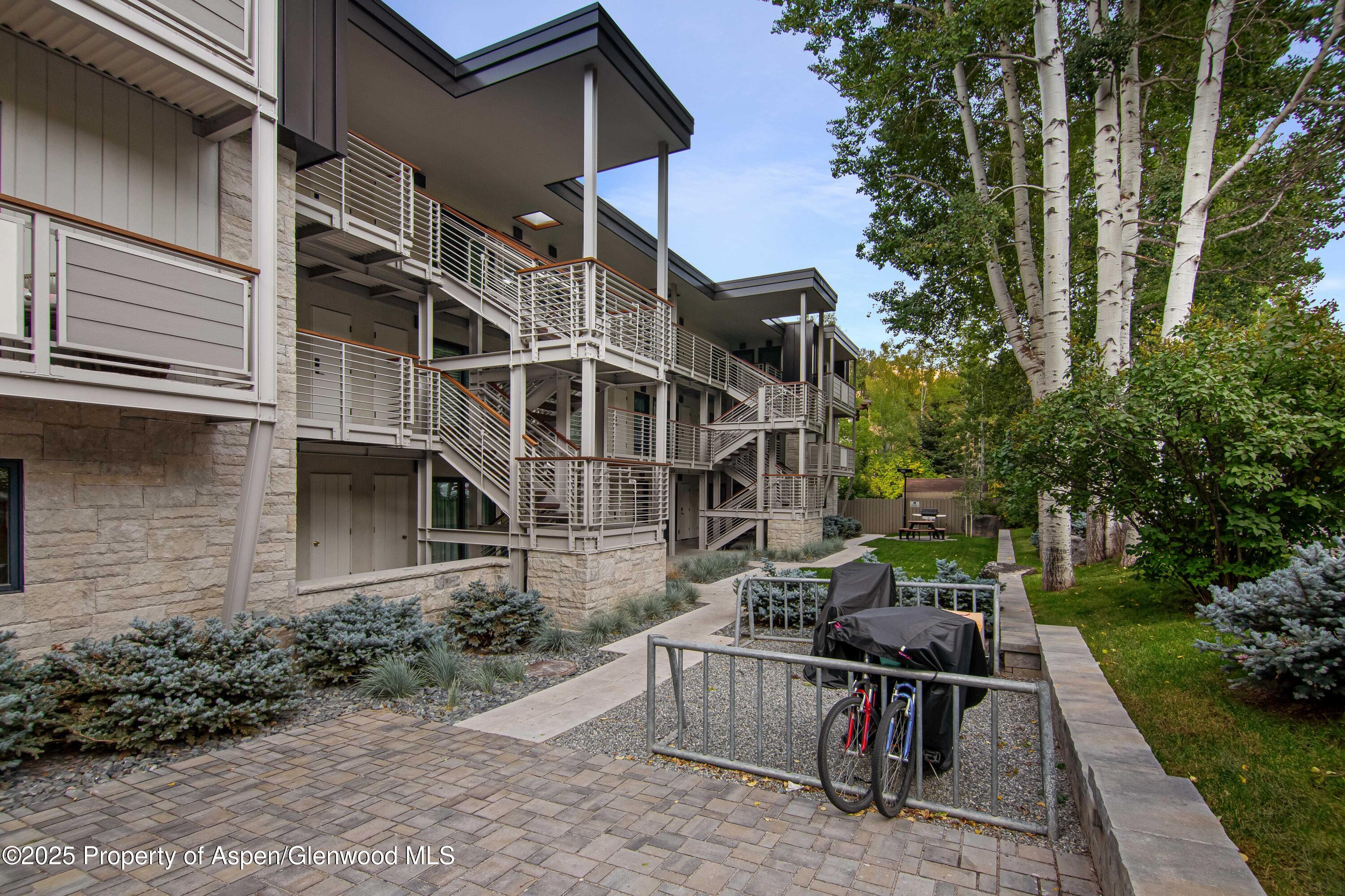 100 East Dean Street, Unit 3B Aspen, CO 81611 - Photo 14 of 16 a view of backyard with outdoor seating and plants