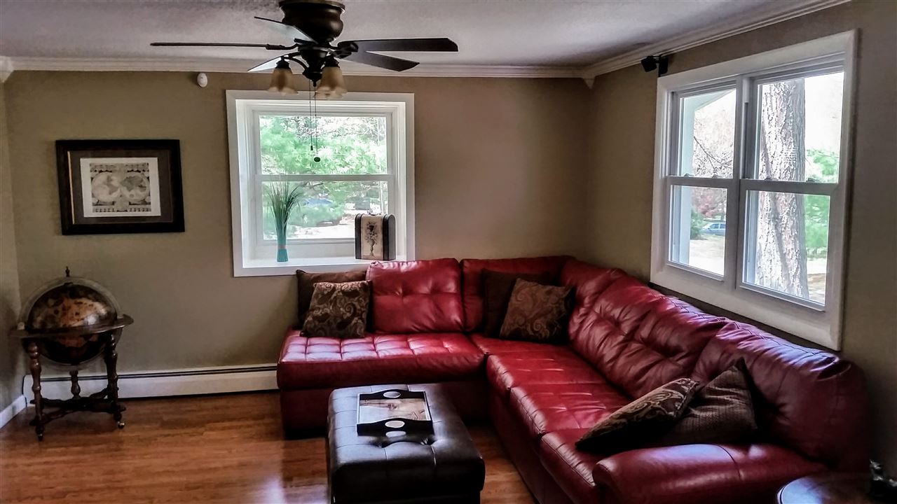 52 R Scenic Drive Derry, NH 03038 - Photo 4 of 35