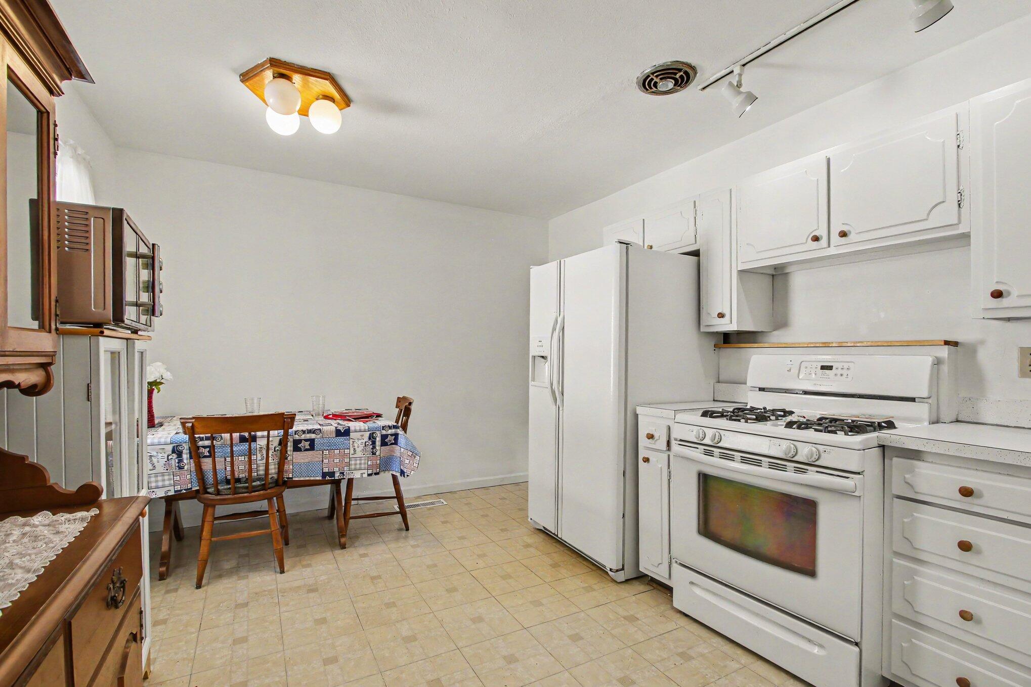 8016 Gordon Place Highland, IN 46322 - Photo 10 of 28 2038x1359