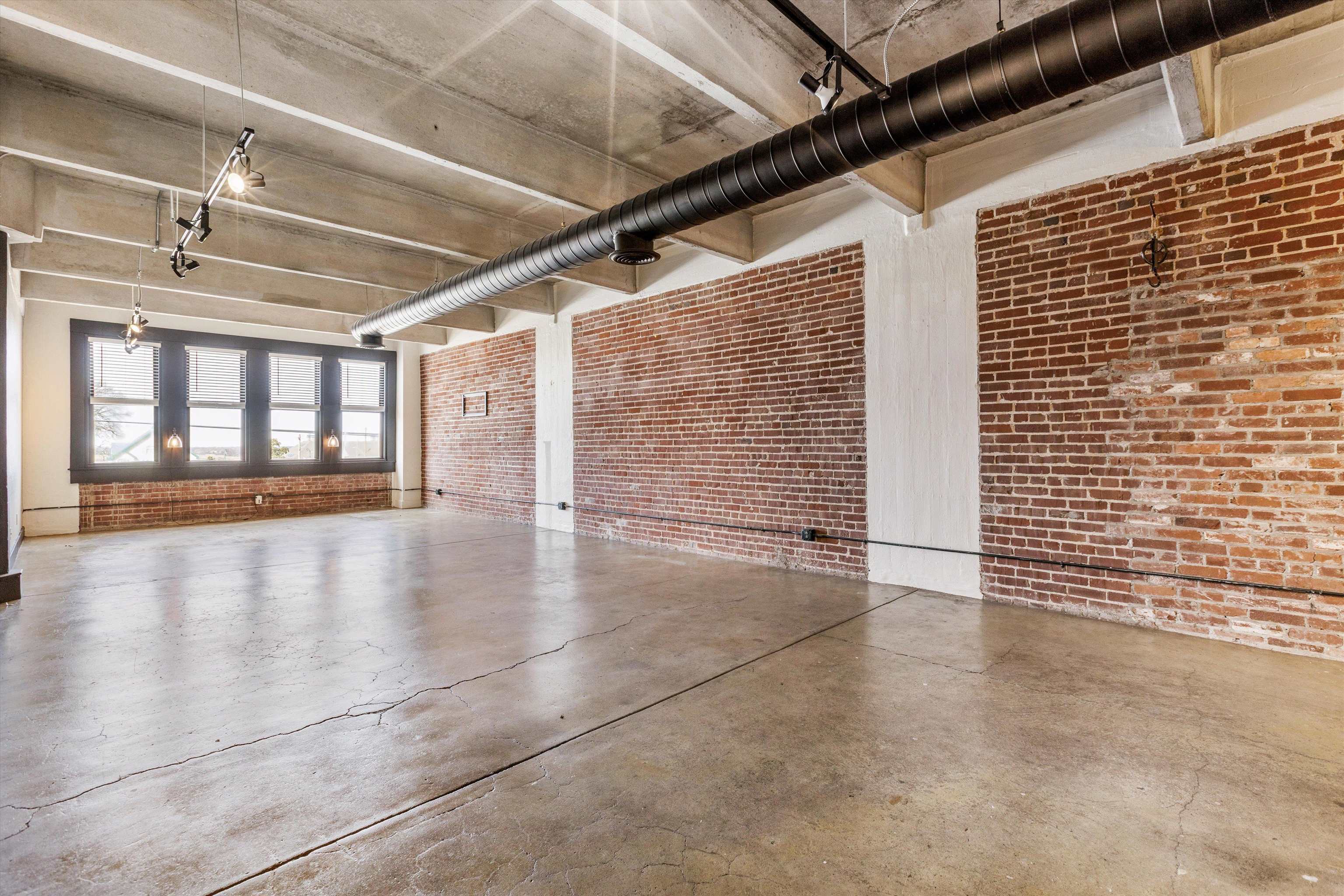 408 South Front Street, Unit 413 Memphis, TN 38103 - Photo 9 of 30 a view of an empty room with a window