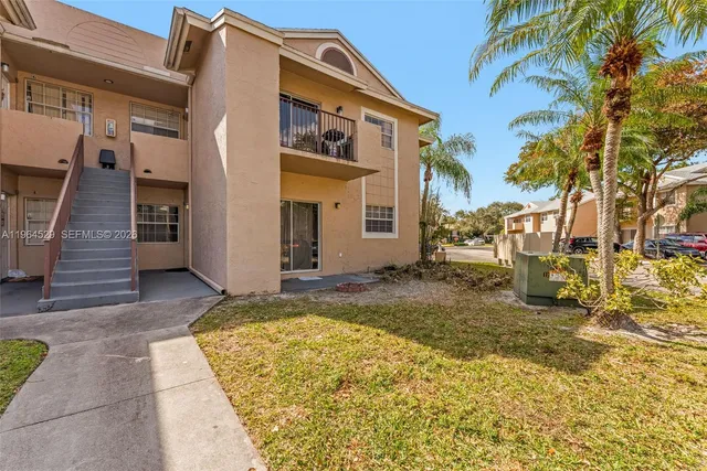 $2,400 | 2331 Northwest 96th Terrace, Unit 17F, Pembroke Pines, FL 33024
