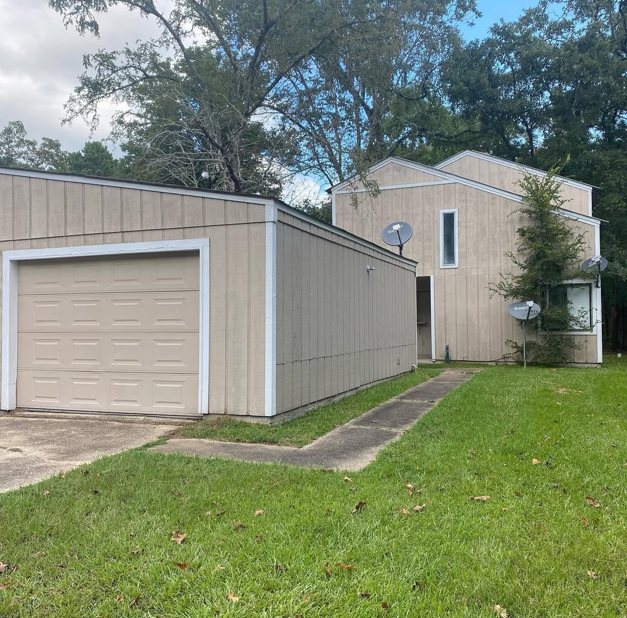 Here is a rare find in the Lake Livingston subdivision of Waterwood. Cute house, completely updated, with an oversized garage!