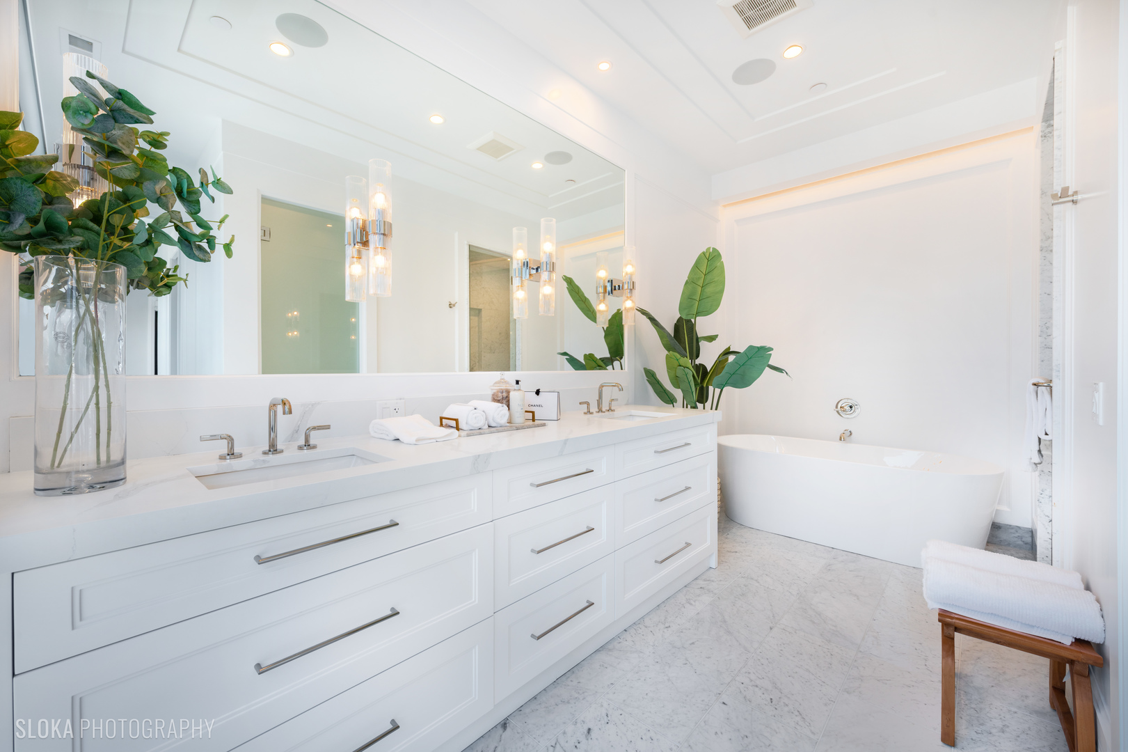116 North Willard Court, Unit PH01 Chicago, IL 60607 - Photo 64 of 92 a bathroom with a double vanity sink and a mirror