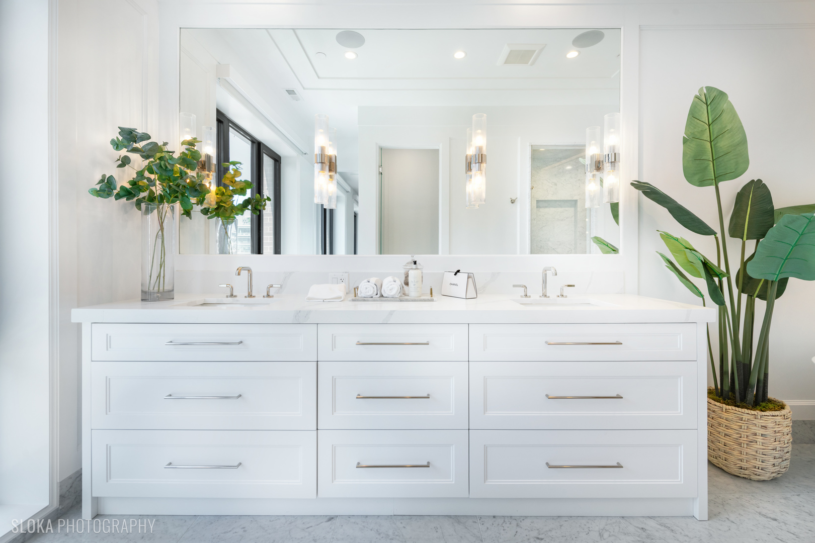 116 North Willard Court, Unit PH01 Chicago, IL 60607 - Photo 67 of 92 a bathroom with a double vanity sink and a mirror