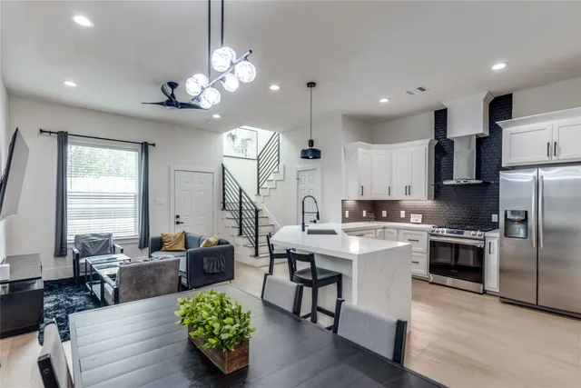 a large kitchen with kitchen island a large island in it