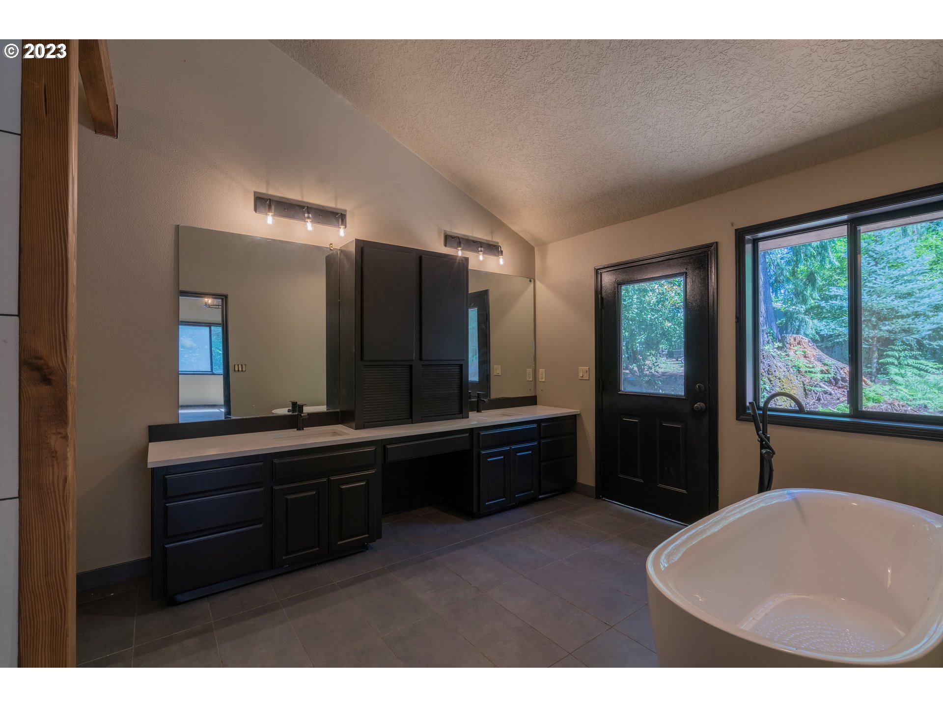 19040 South Mattoon Road Estacada, OR 97023 - Photo 18 of 46 a bathroom with a bathtub and a sink