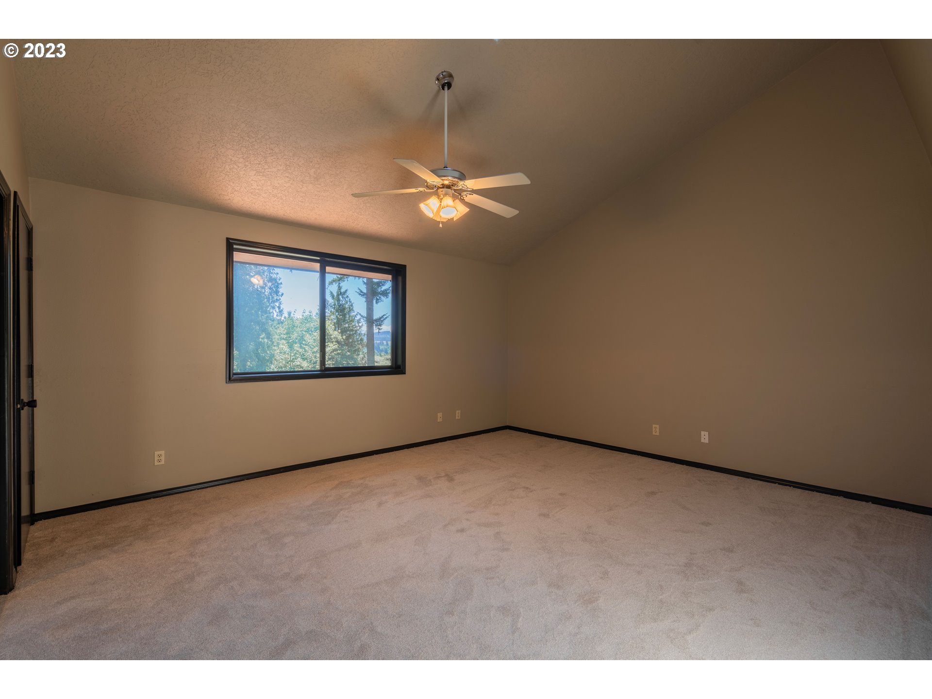 19040 South Mattoon Road Estacada, OR 97023 - Photo 23 of 46 a view of an empty room with a window