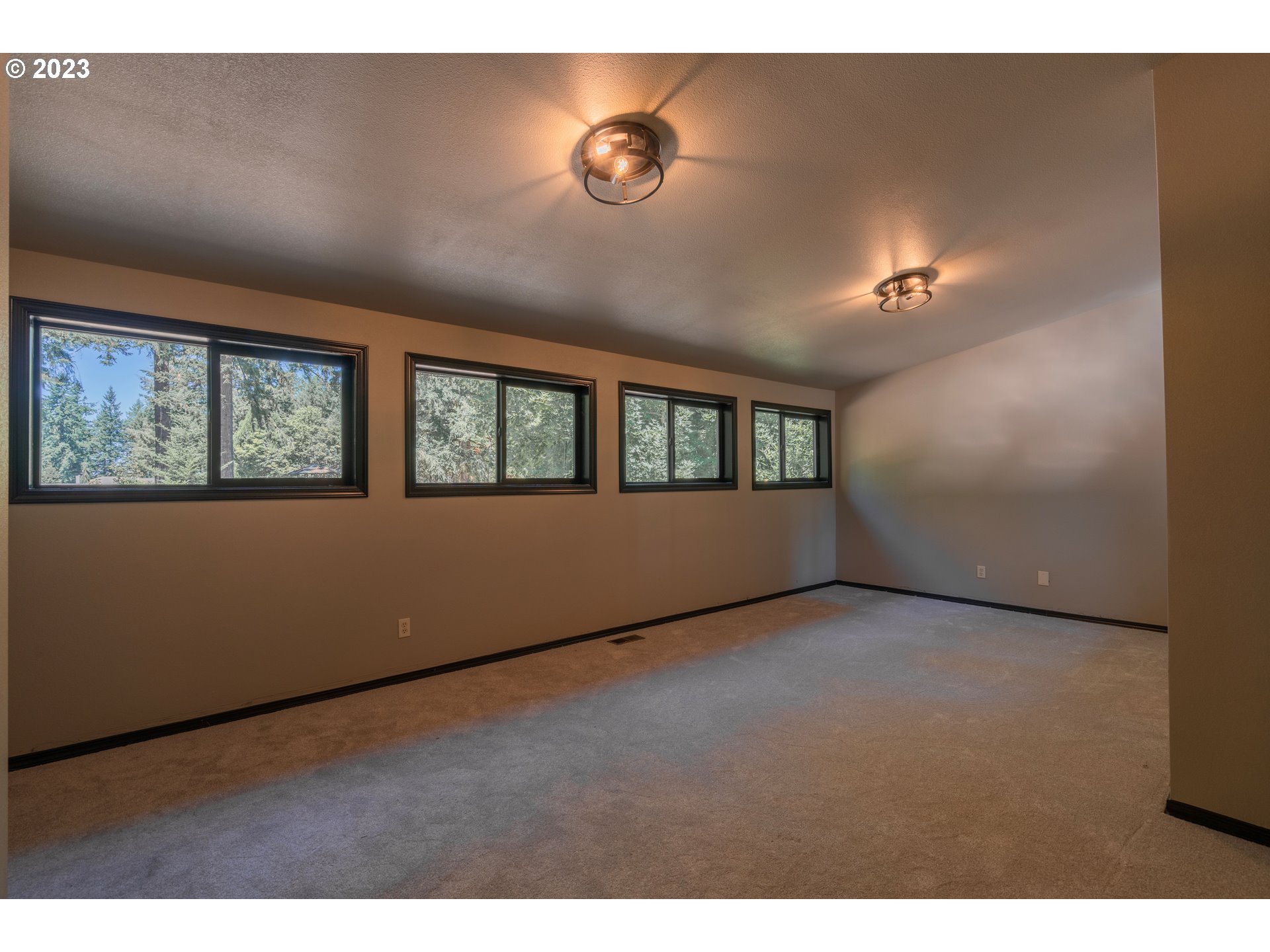 19040 South Mattoon Road Estacada, OR 97023 - Photo 27 of 46 a view of an empty room with a window