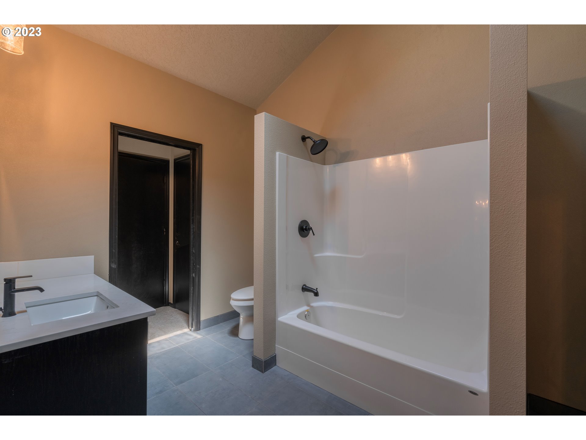 19040 South Mattoon Road Estacada, OR 97023 - Photo 29 of 46 a bathroom with a bathtub