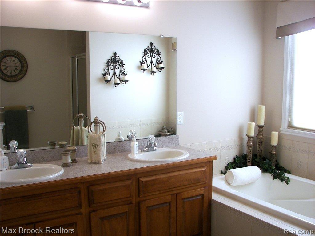 2081 Rochelle Park Drive, Unit 88 Rochester, MI 48309 - Photo 10 of 23 SPA INSPIRED BATH