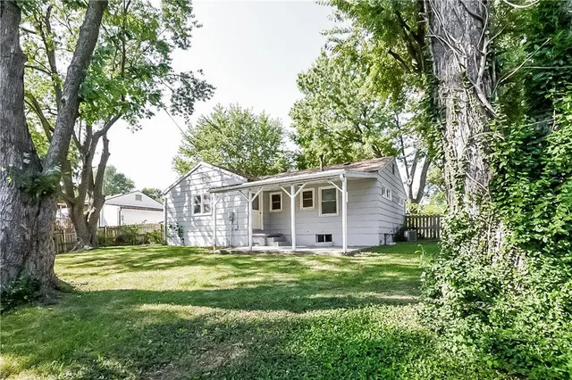 $1,325 | 705 West Marcia Avenue, Independence, MO 64050