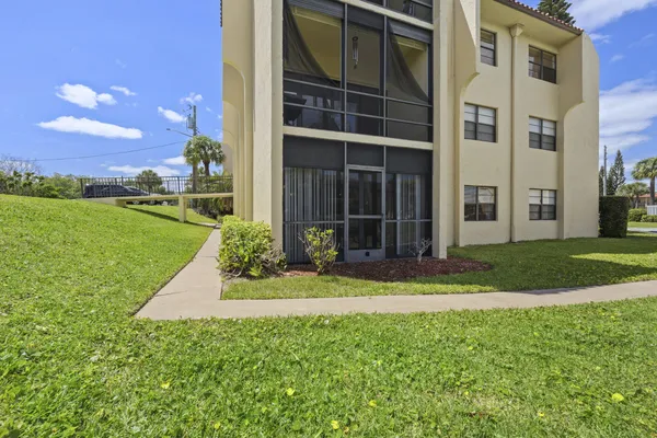 $125,000 | 2050 Oleander Boulevard, Unit 1106, Fort Pierce, FL 34950