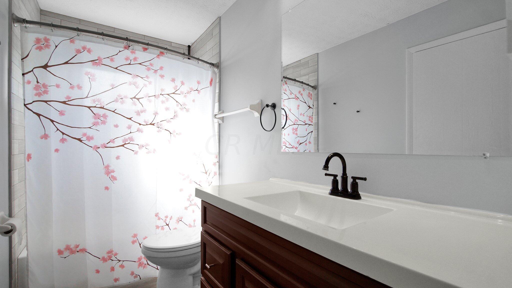 4901 Lyle Road Columbus, OH 43229 - Photo 8 of 16 Full bathroom.
