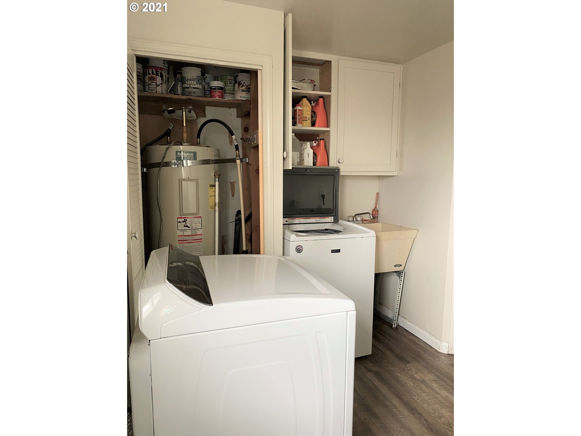 1070 N Street Springfield, OR 97477 - Photo 13 of 14 a utility room with dryer and washer