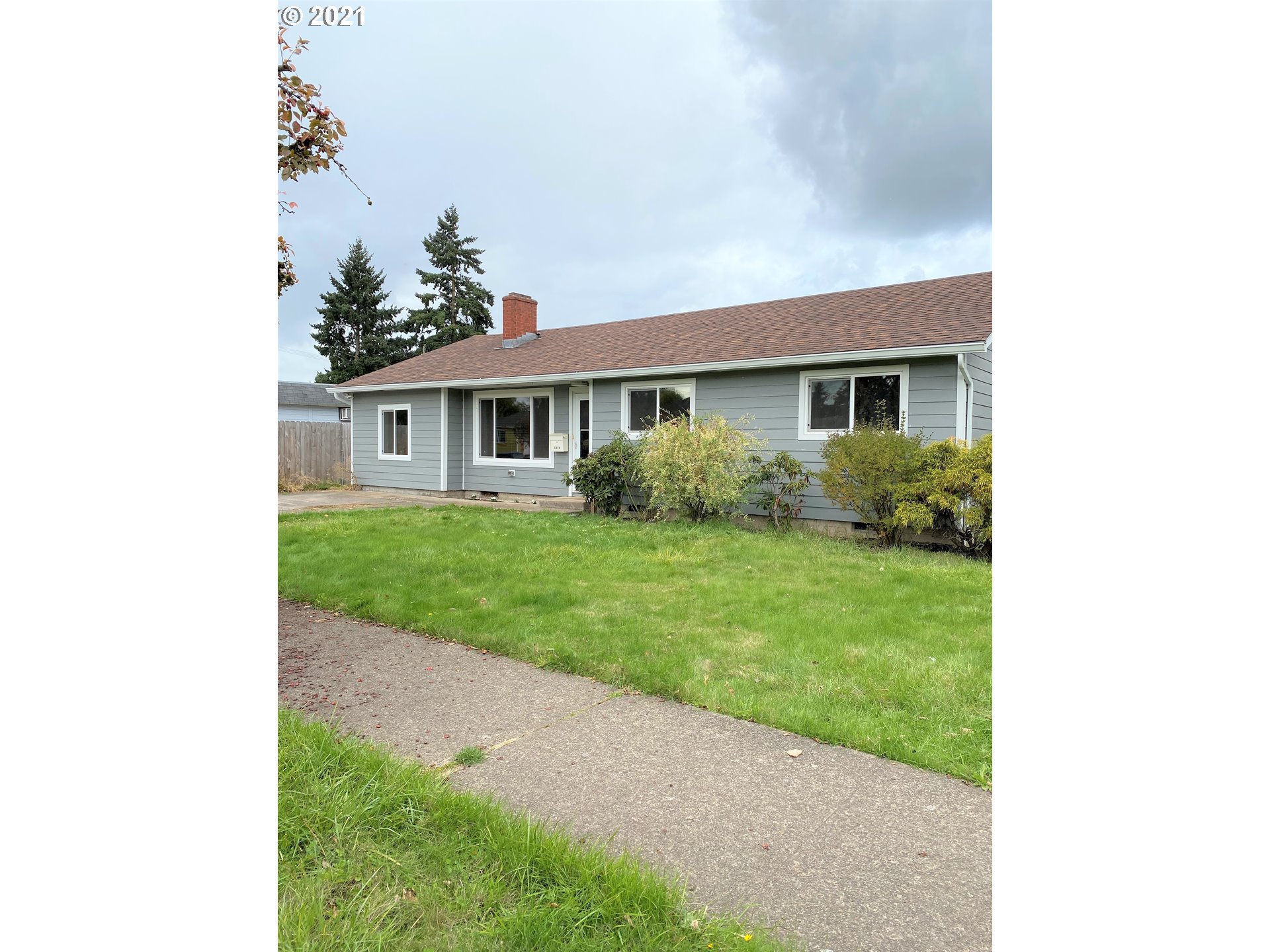 1070 N Street Springfield, OR 97477 - Photo 14 of 14 a front view of a house with a yard