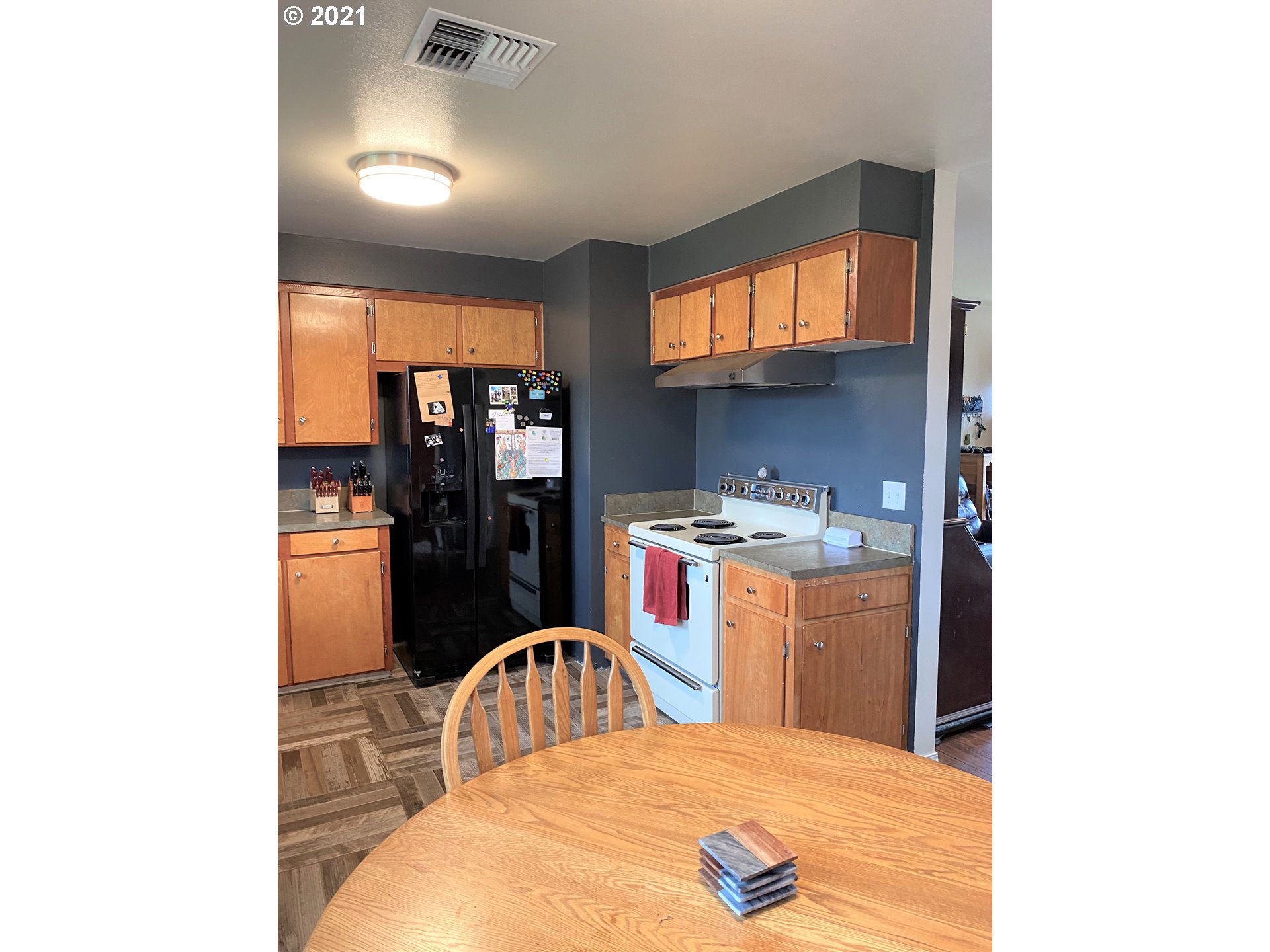1070 N Street Springfield, OR 97477 - Photo 5 of 14 a room with a window and refrigerator