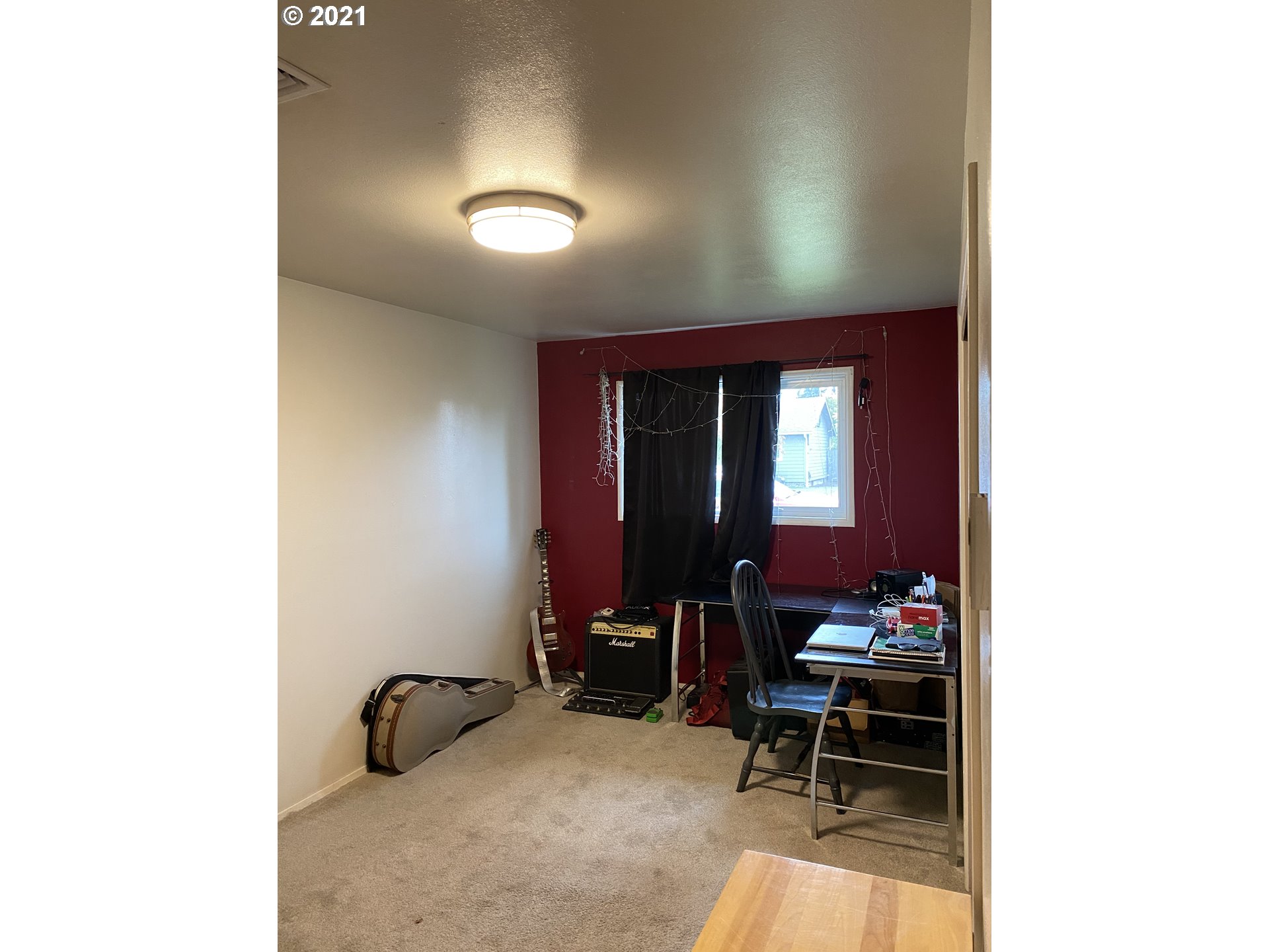 1070 N Street Springfield, OR 97477 - Photo 9 of 14 a room with furniture