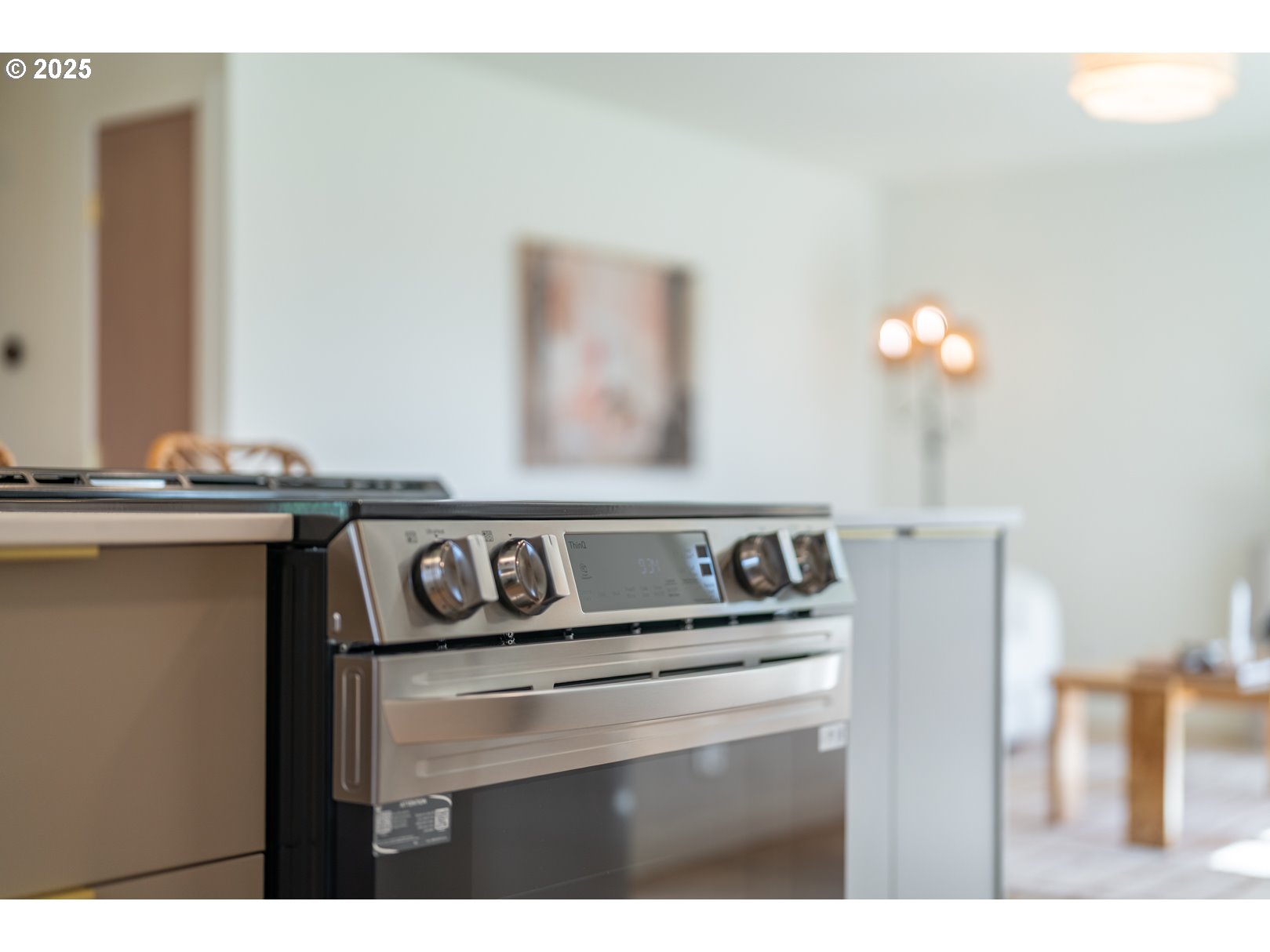 7235 Northeast 9th Avenue Portland, OR 97211 - Photo 7 of 22 a close view of stove