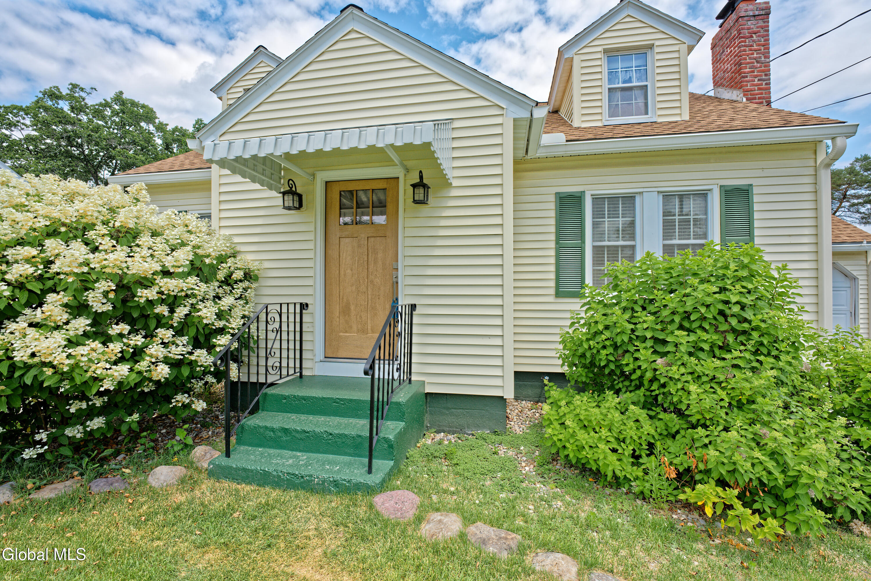 2076 Caldicott Road Rotterdam, NY 12303 - Photo 1 of 40 0 Front 4