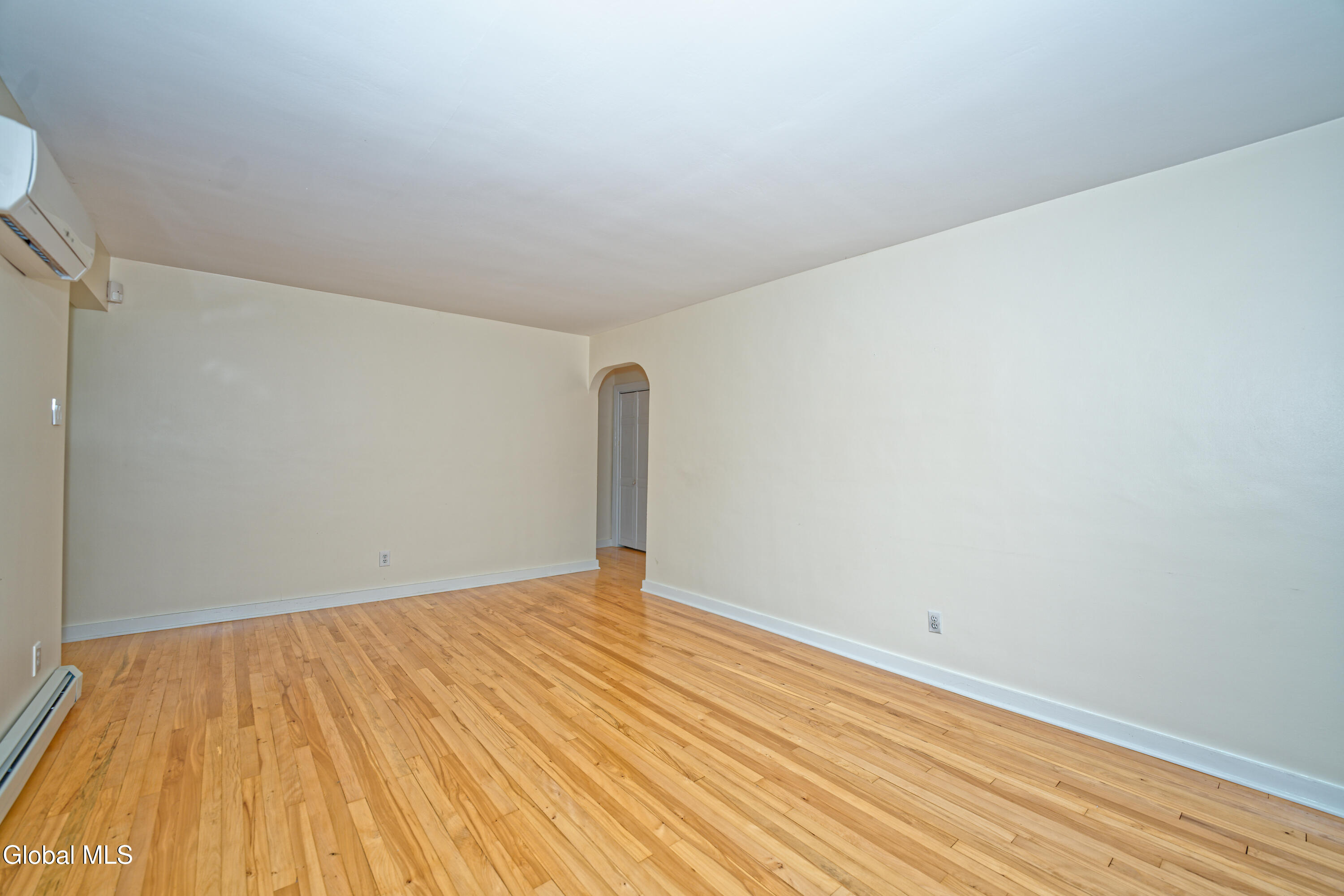 2076 Caldicott Road Rotterdam, NY 12303 - Photo 4 of 40 1 Livingroom 1