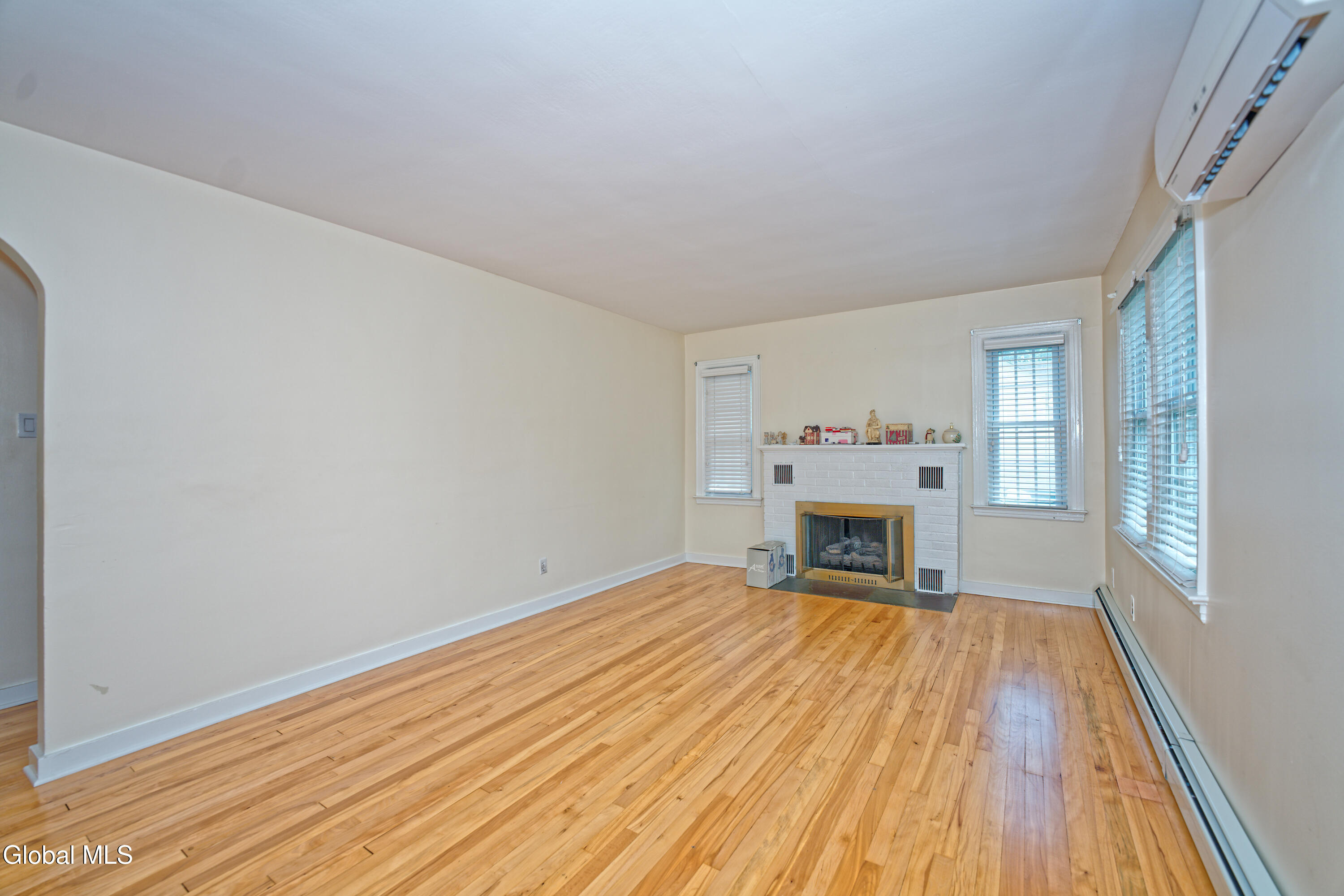 2076 Caldicott Road Rotterdam, NY 12303 - Photo 5 of 40 1 Livingroom 2